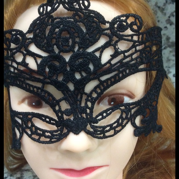 ❤️STUNNING MASK❤️ - Picture 2 of 3