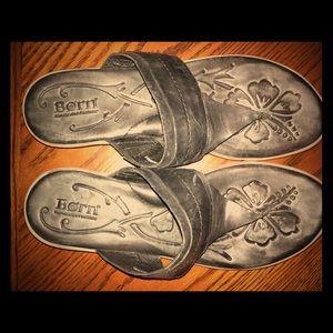 LOWER PRICE!! Born Black T-Strap Leather Sandals