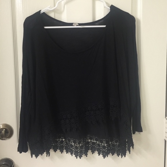 High-Low cropped Black quarter length sleeve shirt