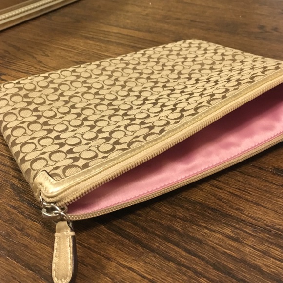 ❌ Sold Coach IPad Case - Picture 3 of 4