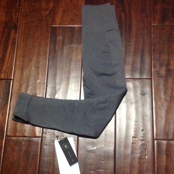 Lululemon Zone in Crop  SOLD. SOLD - Picture 1 of 4