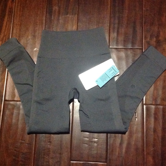 Lululemon Zone in Crop  SOLD. SOLD - Picture 3 of 4