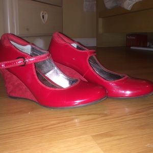 Red pin up wedges