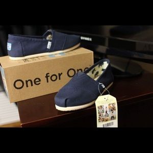 Navy toms