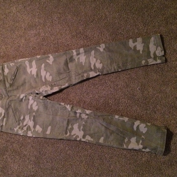 Camo, skinny jeans