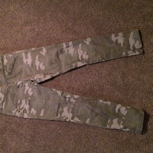 Camo, skinny jeans