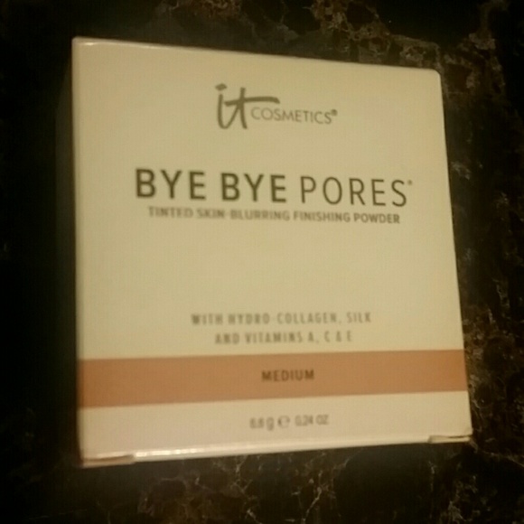 It Cosmetics Bye Bye pores tinted blurring powder