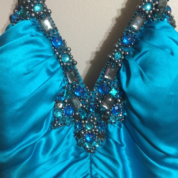 Beautiful Evening Gown - Picture 3 of 4