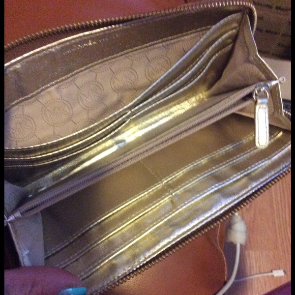 MK CAMO GRAYSON W/MATCHING MK CAMO WALLET - Picture 3 of 3