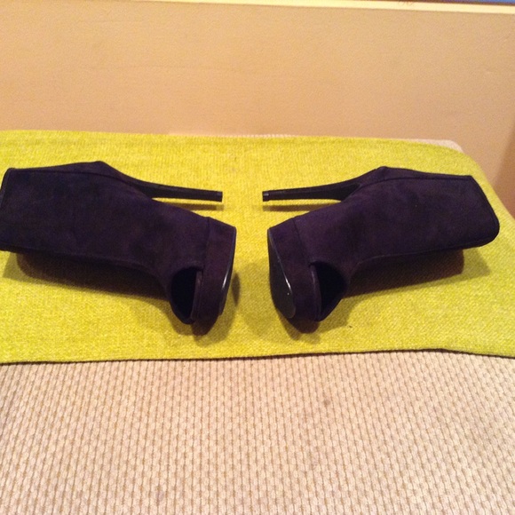 Chic Black Ankle Booties!