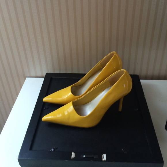 Yellow pumps