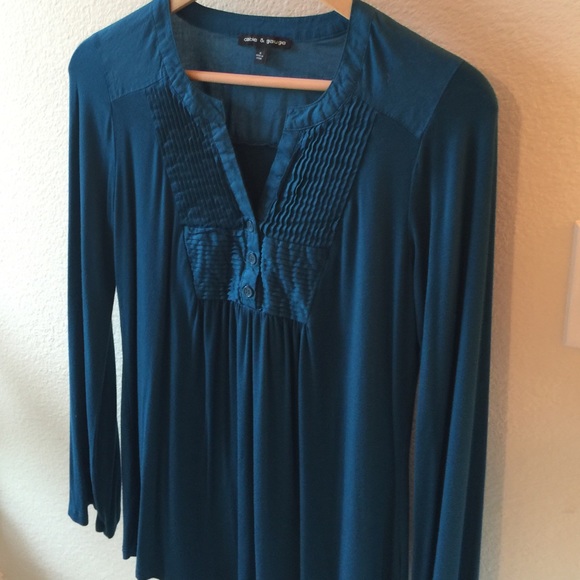 Long sleeve teal top