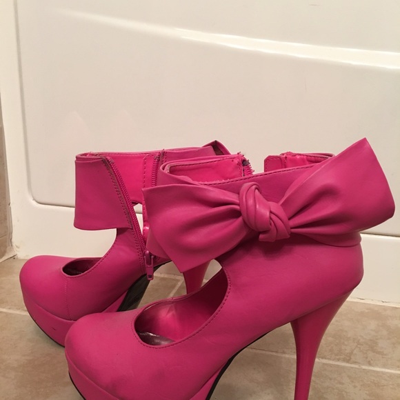 Pink heels with bow