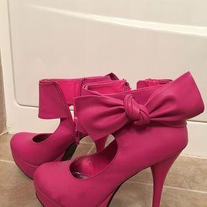 Pink heels with bow