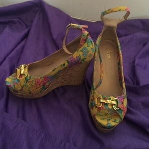 Floral print wedges