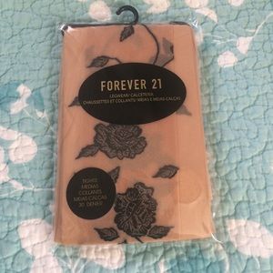 Nude tights with rose designs