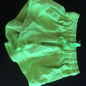 LULULEMON LIME GREEN SHORT SIZE 6