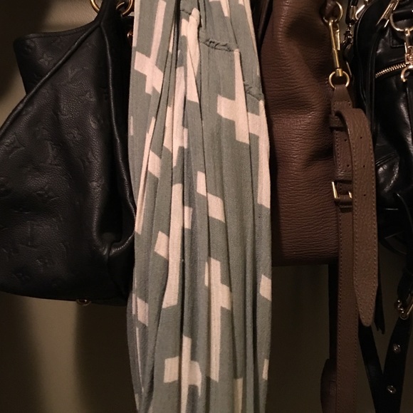 Light grey and white cross eternity scarf (used)