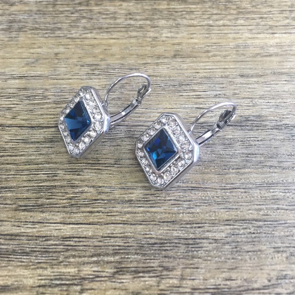 🆕 Statement Earrings - Picture 2 of 3