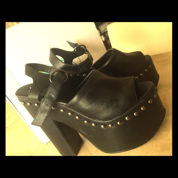 BLACK YRU PLATFORM HEELS FROM GYPSY WARRIOR.