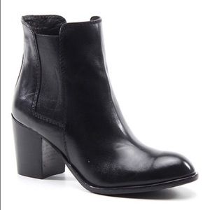 *NEVER WORN* Diba True Art Work Booties