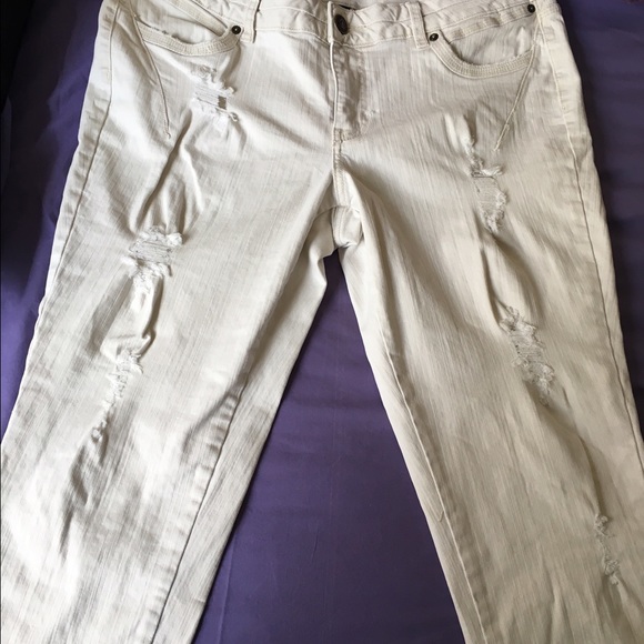✨NEGOTIABLE✨ Modern fit ripped jeans