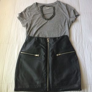 ❌SOLD❌ Black faux leather zipper mini skirt