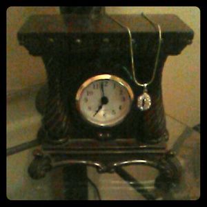 Lip shape pendent necklace