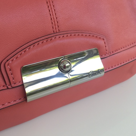 🎉🎉 Wristle Cosch 🎉🎉 color  is SV/Geranium - Picture 2 of 4