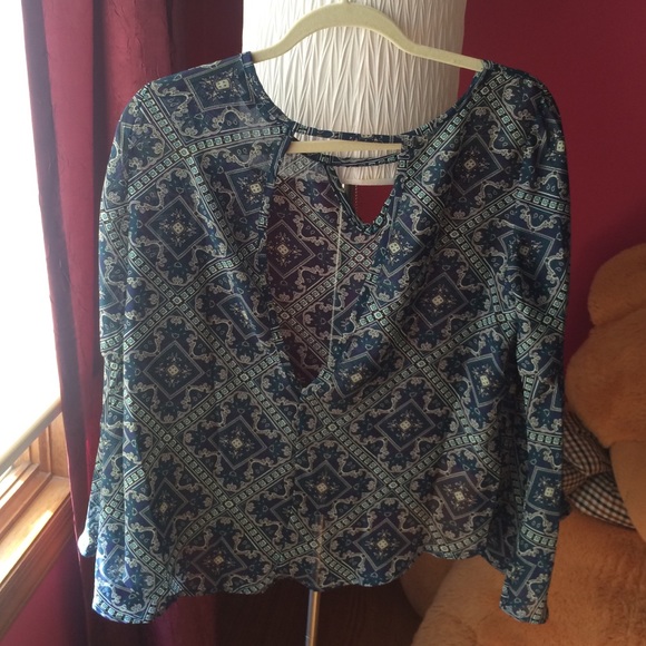 Patterned bell sleeve top - Picture 2 of 3