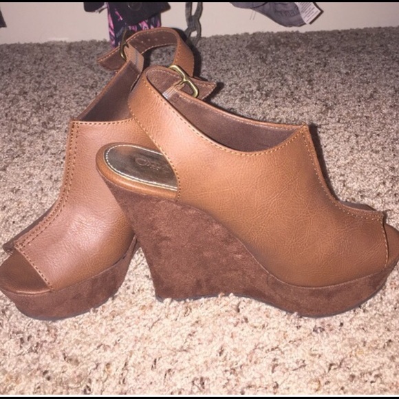 👠 Brown Wedges