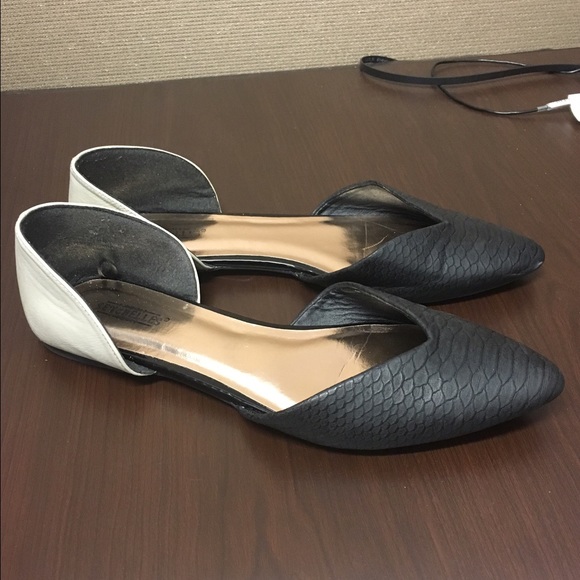 Black and Ecru pointed toe flats