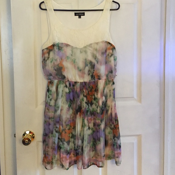 Dress with sweetheart silhouette