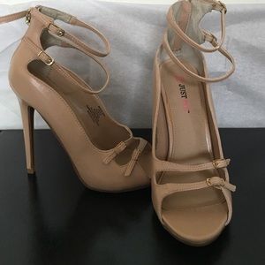 Nude pumps