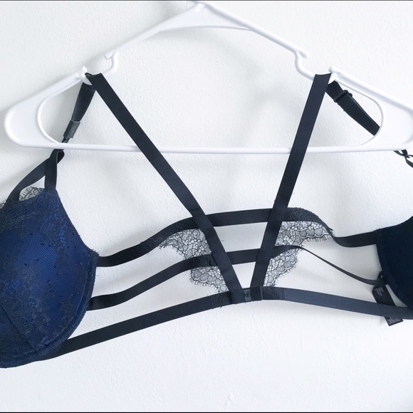 VICTORIAS SECRET// EUC strappy caged bra 32dd - Picture 2 of 3