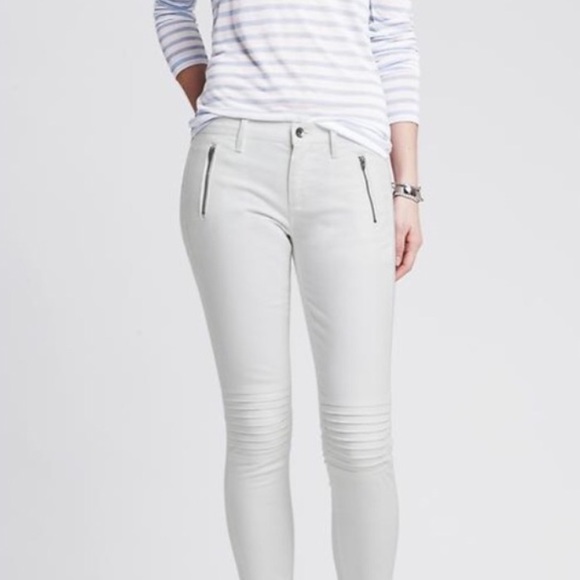 ISO : white skinny zip ankle moto jeans.