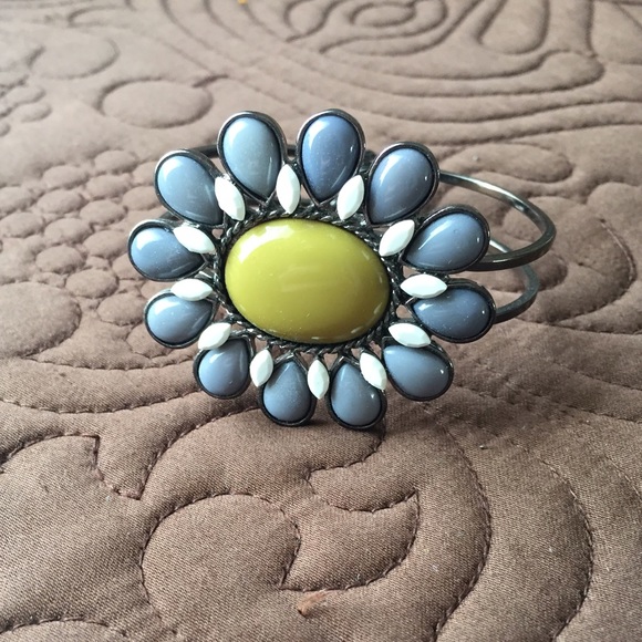 Enamel flowered bracelet - Picture 2 of 3