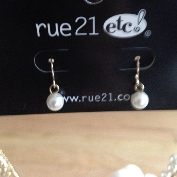 🎉SALE!🎉NWT Rue21 Necklace & Earring Set - Picture 3 of 3