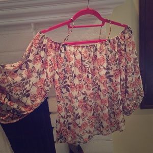 Cute floral top!
