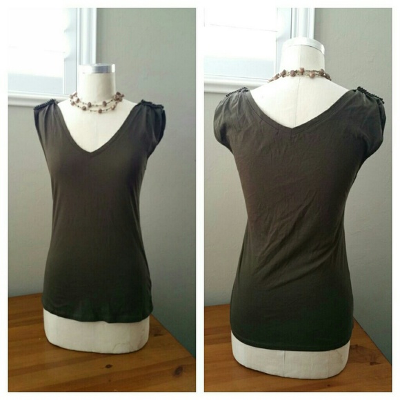 NWT Gap Olive Green Tee with Military Look Details - Picture 1 of 4