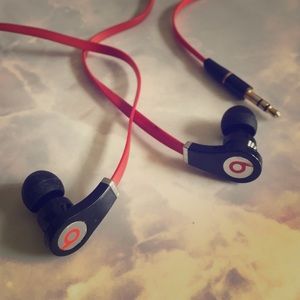 🎊🛍🎊🎊Small personal Beats headphones🎉🎈🎉🎉