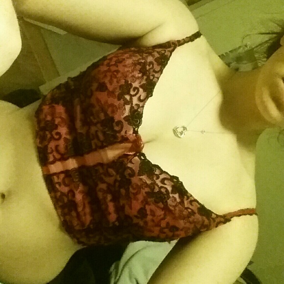 Red and black bra - Picture 2 of 3