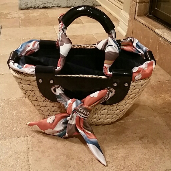Fully lined straw style handbag