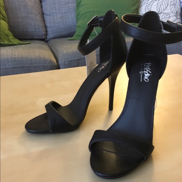 ⭐️ Just Added ⭐️ NWT Black Single Strap Heels