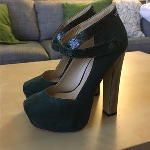 ⭐️ Just Added ⭐️ Green Pumps with Ankle Strap