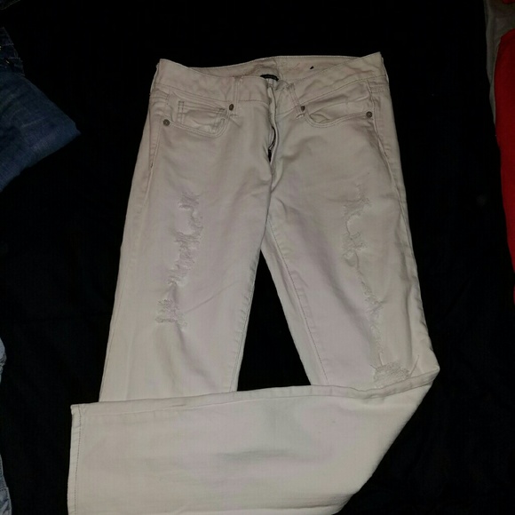 White distressed American Eagle skinny jeans