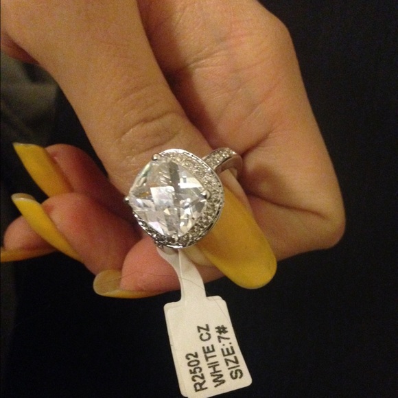 ✨NWT - Gorgeous ring✨ - Picture 2 of 3