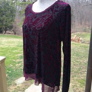 Simply Vera burn out velvet top in burgundy