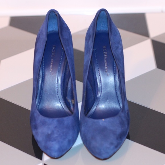 Cobalt blue suede hidden platform pumps. - Picture 2 of 4