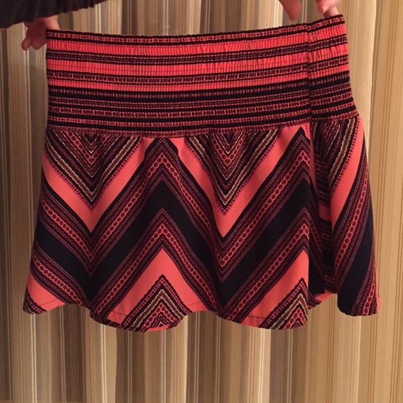 Express smocked skirt - Picture 3 of 3